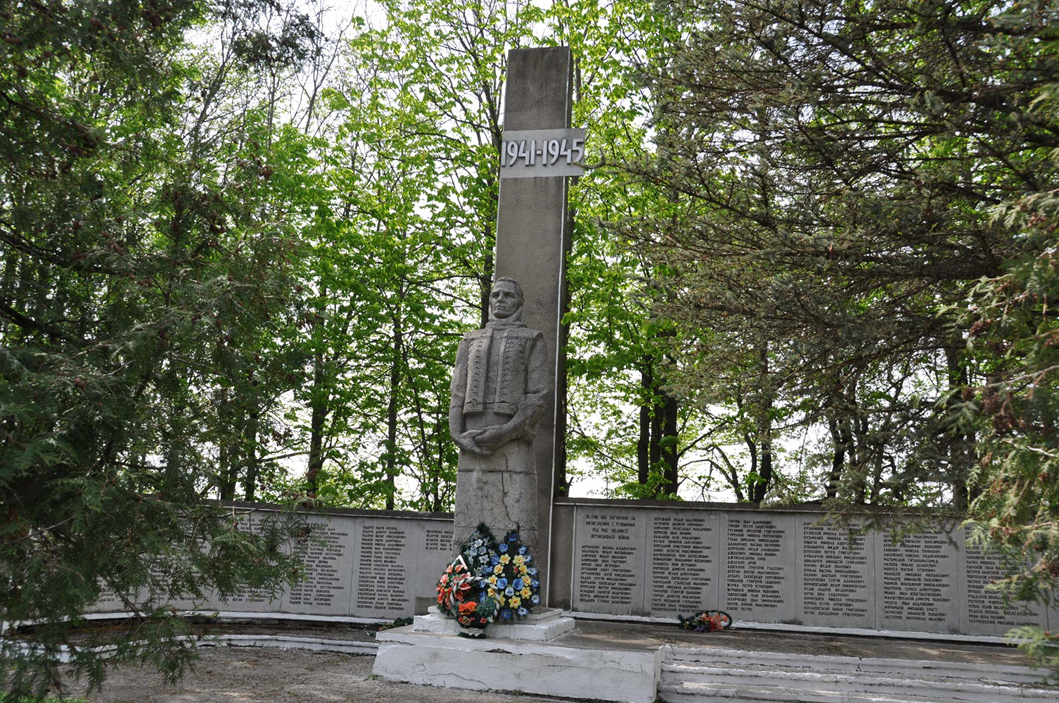 Братская могила в с. Товмачик Коломыйского района