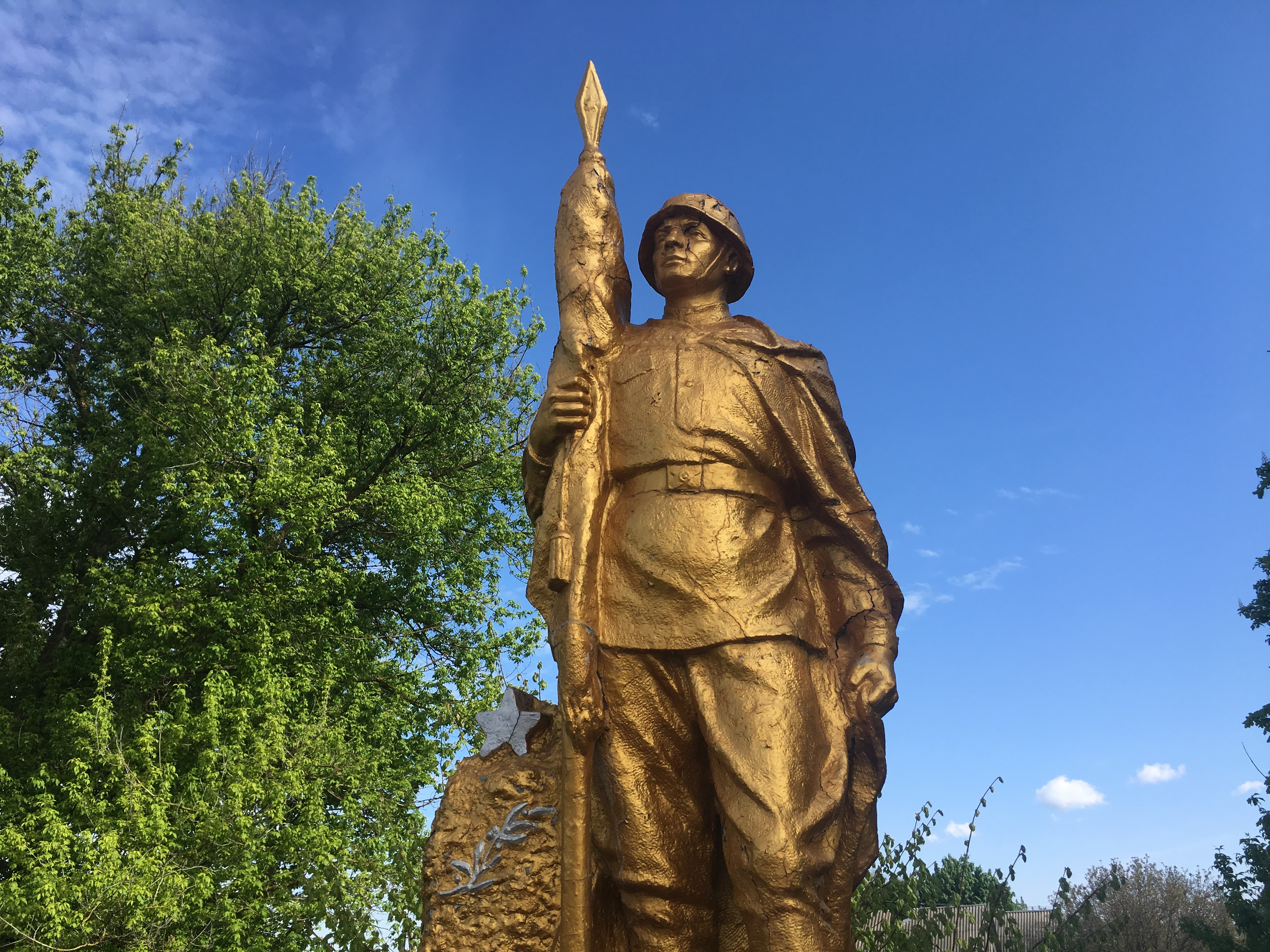 Братская могила в центре с. Королевка Макаровского района
