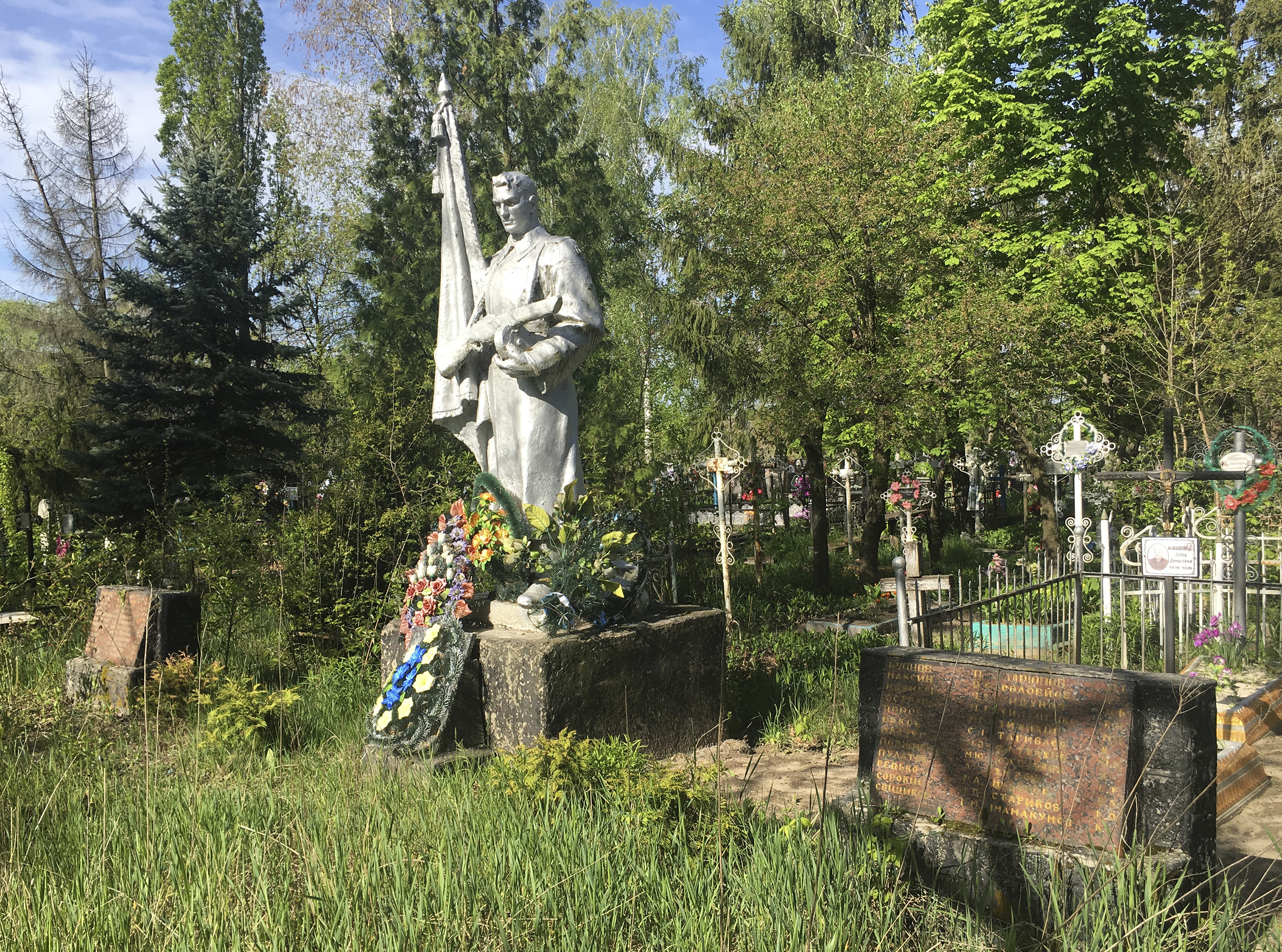 Братская могила на кладбище с. Королевка Макаровского района