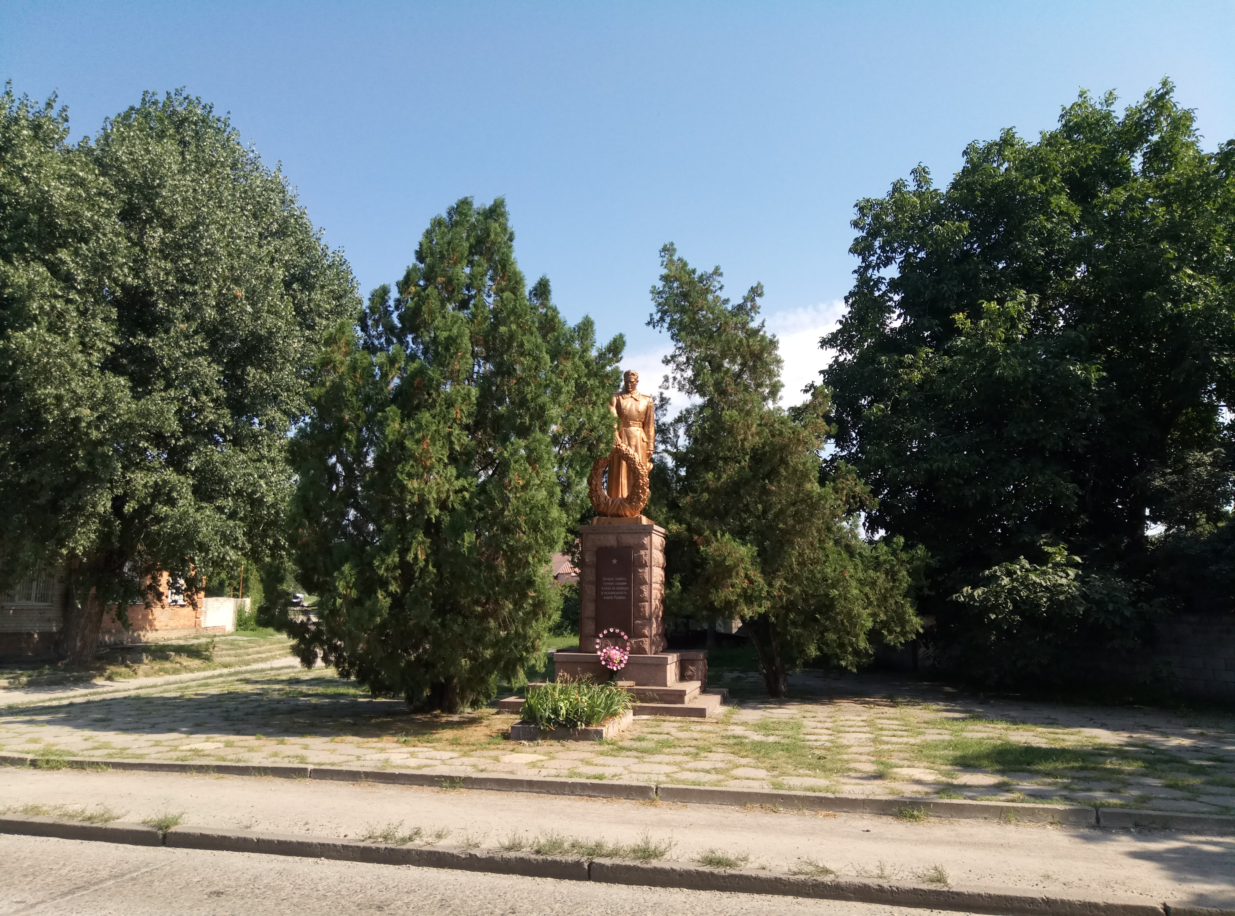 Братская могила в пос. Рыбальский
