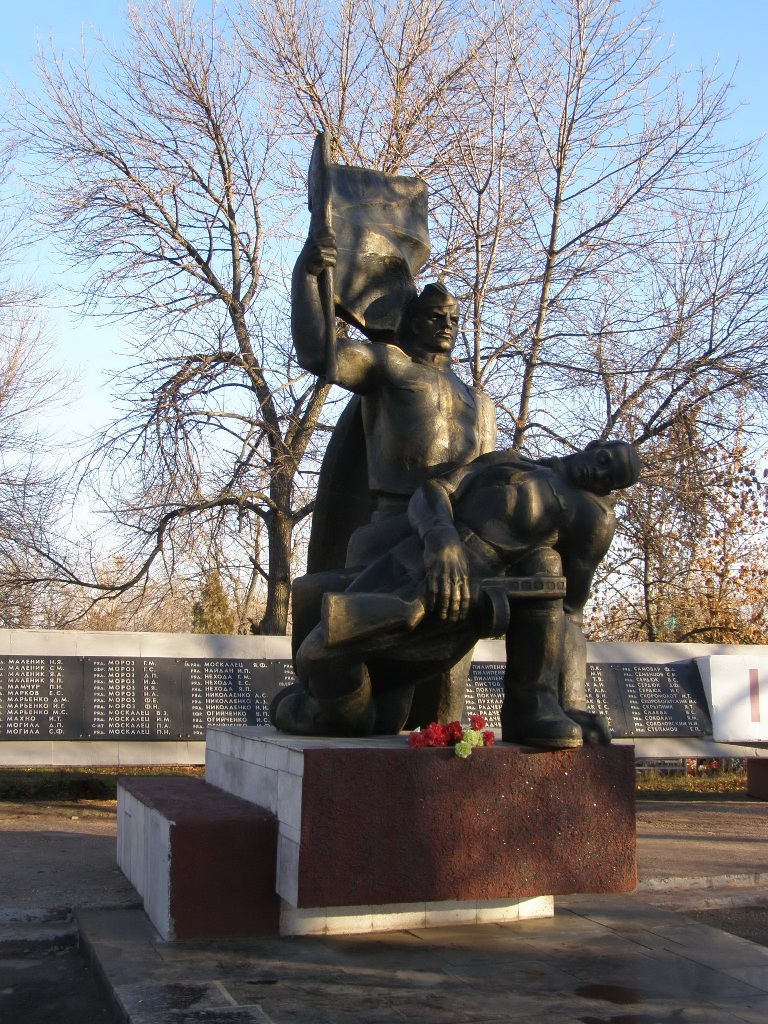 Братская могила в пос. Краснополье