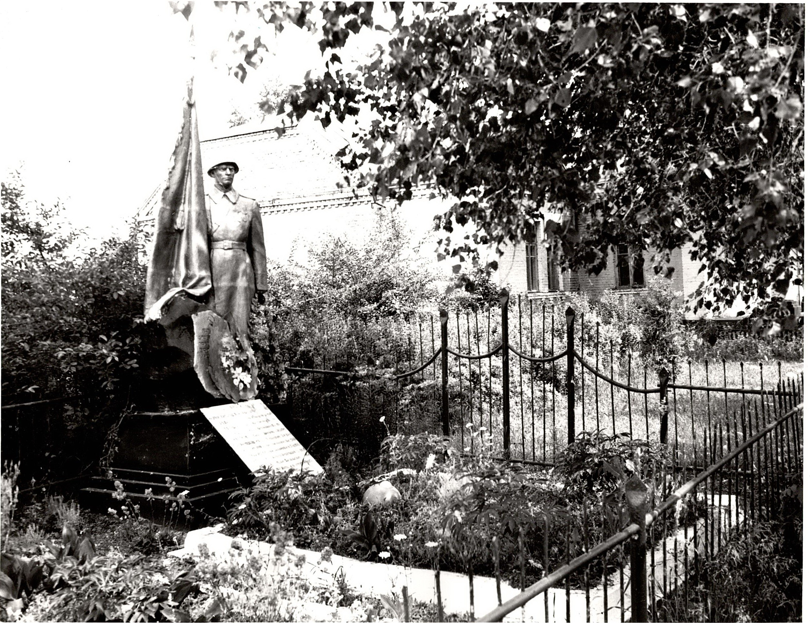 Памятник воинам, погибшим в период 1941-1945 гг.
