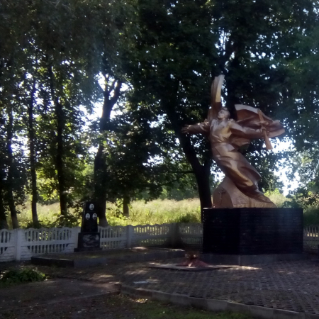 Мемориал в центре с. Вчерайше Ружинского района