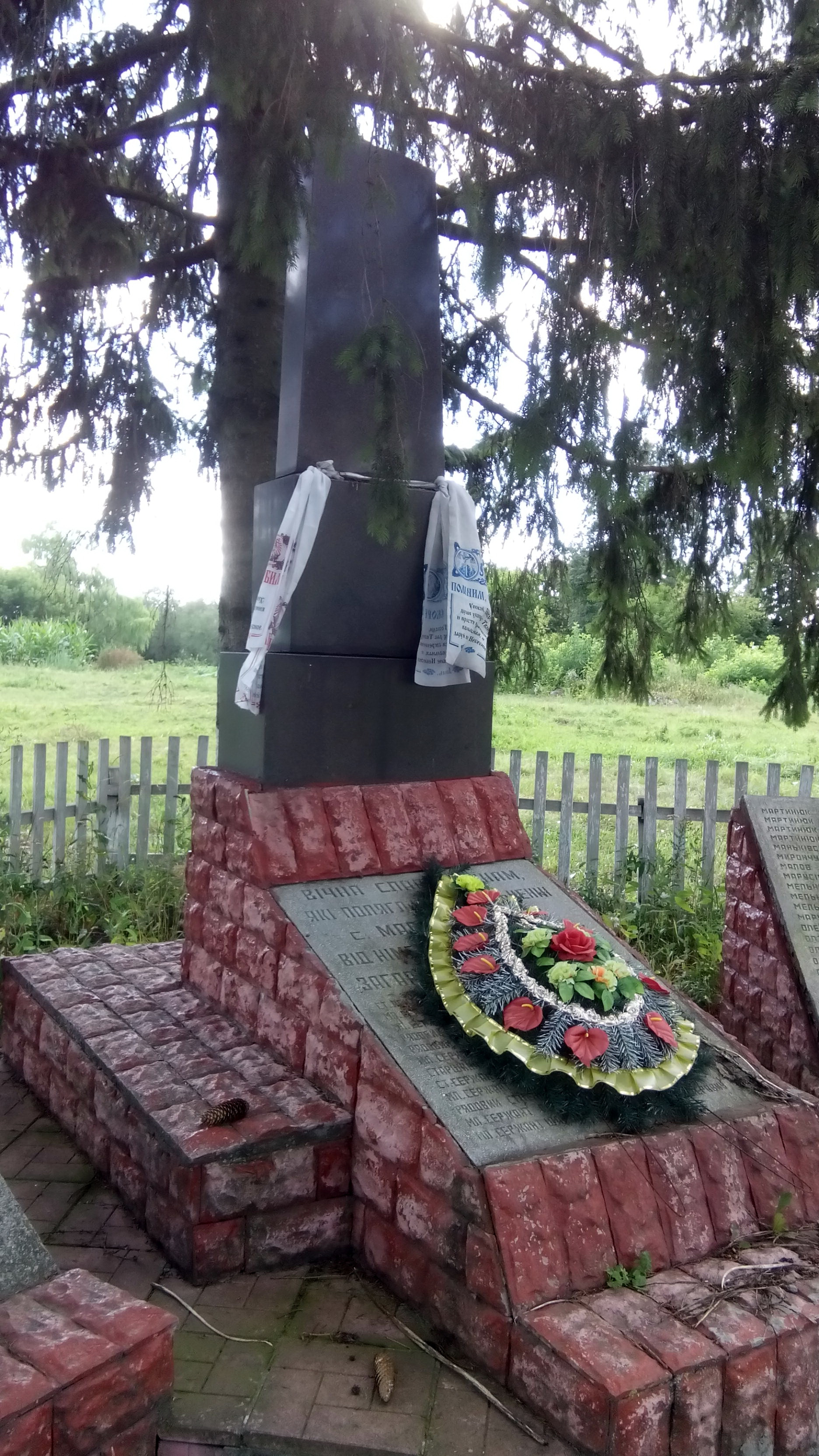 Мемориал в в с. Малая Чернявка Ружинского района