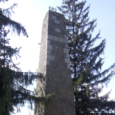 Мемориал у церкви в с. Мошны
